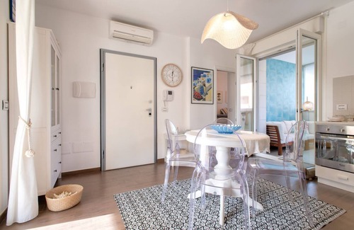 La Pietraia Apartment | Casa Ibiscus. Cozy apartment a few steps from the sea.