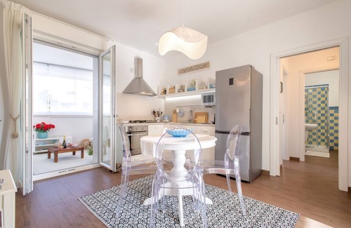 La Pietraia Apartment | Casa Ibiscus. Cozy apartment a few steps from the sea.
