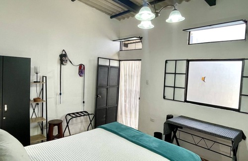Antigua Guatemala House | Casa Jebel Antigua - Walk to Center of Town - Parking!
