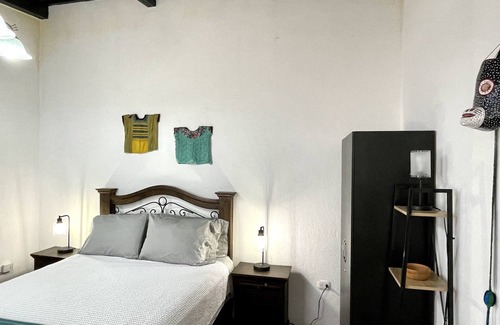 Antigua Guatemala House | Casa Jebel Antigua - Walk to Center of Town - Parking!