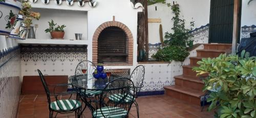Ojen House | Casa Luciíta: Agradable con chimenea, patio y BBQ.