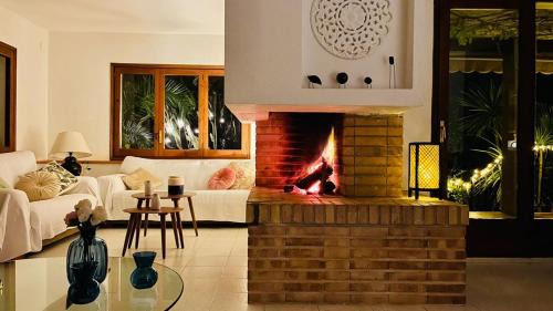 El Roc de Sant Gaieta Villa | Casa mediterránea con gran jardín y piscina a 500 m de la playa