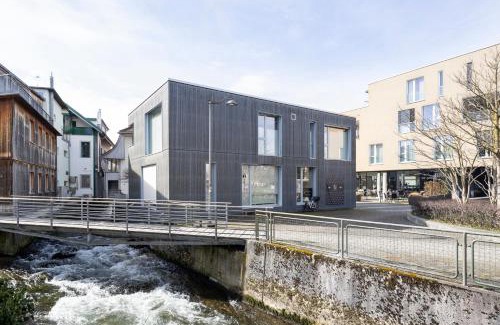 Langenthal Apartment | Casa Milla, Apartment Wuhr - Zentrales Loft am Fluss mit Balkon & Parkplatz