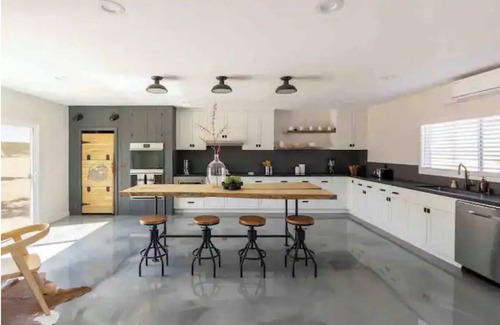 Joshua Tree Villa | Casa Mira Joshua Tree - Spa & Outdoor Dining.
