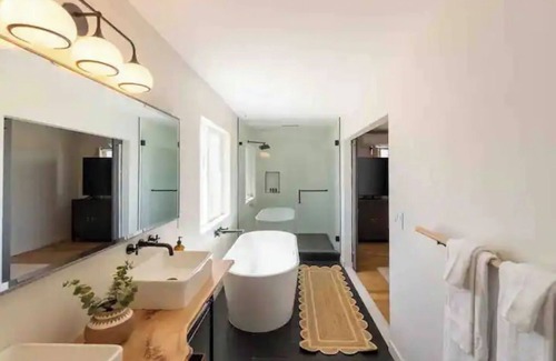 Joshua Tree Villa | Casa Mira Joshua Tree - Spa & Outdoor Dining.