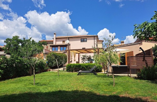 Kastelir House | Casa Mirelia for two with garden and whirlpool