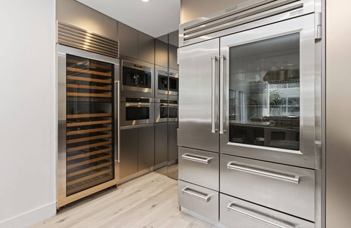 Northeast Miami House | Casa Negra, an oasis within Miami. Art, design, spa retreat. Superhost on ABNB