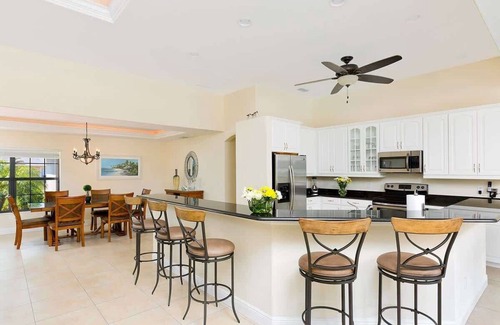 Cape Coral Villa | Casa Nueva Waterfront w/Heated Pool/Spa + Tiki