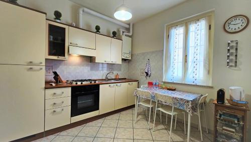 Casteggio Apartment | CASA OLTREPO fresco centrale ma silenzioso parcheggio interno