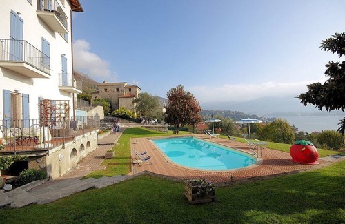 Azzano House | Casa Panorama Otto: A bright and cheerful apartment situated at a short distance from the shores of Lake Como, with Free WI-FI.