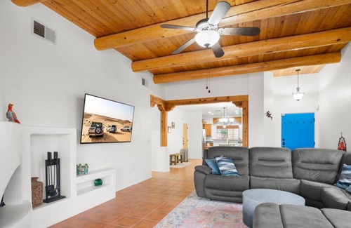 Las Cruces House | Casa Roadrunner is pet friendly & offers a beautiful valley view of Las Cruces.