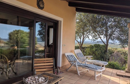 Porto San Paolo House | Casa Singola Immersa nel Verde con Vista Mare