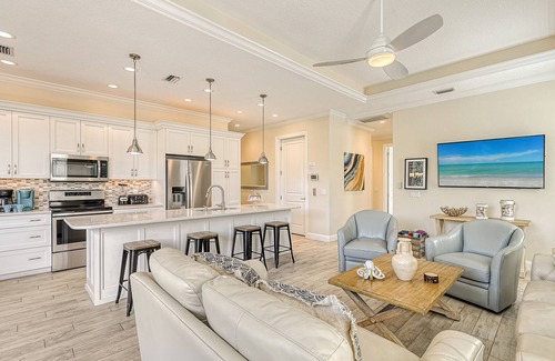 Siesta Key House | Casa Stolida | Pet Friendly 🐶 Ping Pong Table, Private Heated Pool, Steps to Beach!