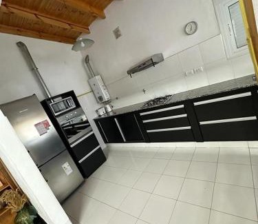 Monte Hermoso House | Casa ubicada en Monte hermoso, cómoda y con buena ubicación, entrada de autos, parrilla y más