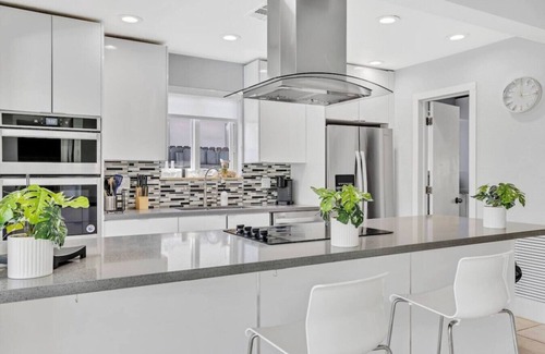 North Central Hollywood House | Casa Utopia | Waterfront l Pool | Kayaks