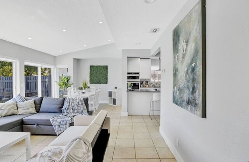 North Central Hollywood House | Casa Utopia | Waterfront l Pool | Kayaks