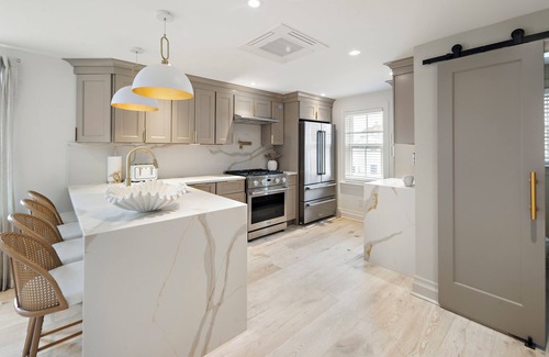 Salisbury Beach House | Casablanca-Luxury Retreat/2 Kings/Steps to Beach/PetFriendly