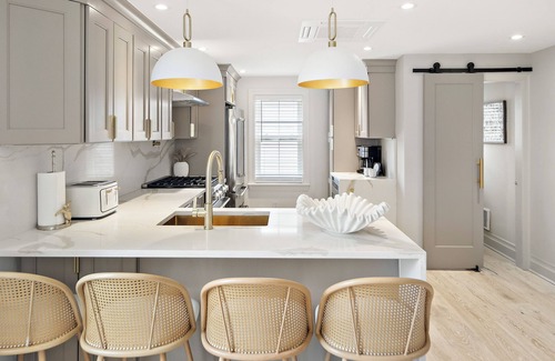 Salisbury Beach House | Casablanca-Luxury Retreat/2 Kings/Steps to Beach/PetFriendly