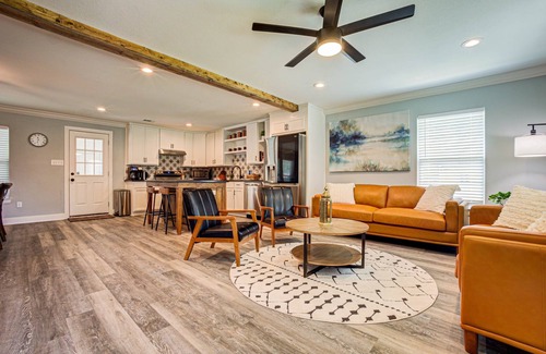 Waco House | Casablanca Waco | 5 Mins to Silos/Baylor Hot Tub Pets OK, Casablanca Waco