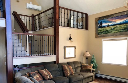 Cascade Cabin | Cascade Lake 250 Yds to Lake/boat launch /Windancer Lodge