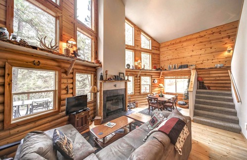 Cascade House | Cascade Log Cabin - Idaho Mountain Getaway - Sleeps 10