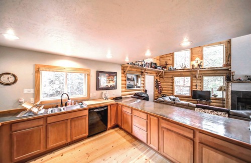 Cascade House | Cascade Log Cabin - Idaho Mountain Getaway - Sleeps 10