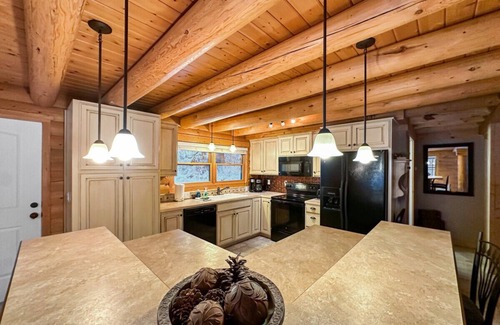Cascade Cabin | Cascade Log Cabin. Walk to the Lake and Golf Course