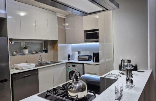 Pollok Beach Apartment | Cascades 103