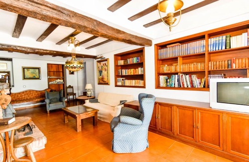 Revilla House | Casona con gran jardín