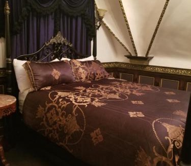 Big Bear Lake Hotel | Castle Wood Theme Cottages- COUPLES ONLY