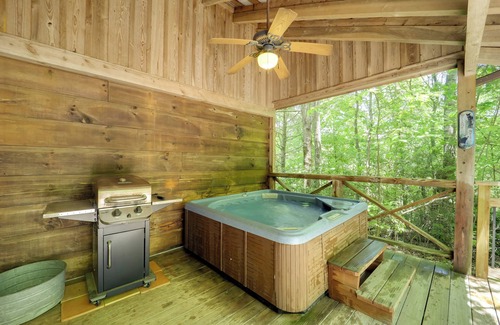 Vein Mountain Cabin | Cataloochee Ski Day Trips! Hot Tub Haven in Marion