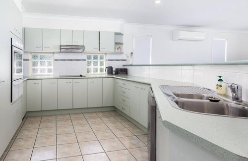 Banksia Beach House | Catch and Relax on Cosmos