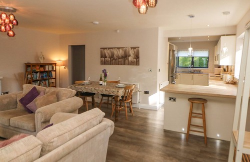 Sheffield Cottage | CAUSEWAY HIDEAWAY, romantic, with a garden in Dore