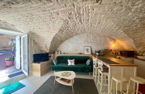 Pignan Apartment | Cave de charme 18ème siècle