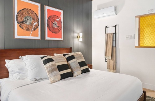 Dunsmuir Hotel | Cave Springs Resort Hotel Room 2 (Visit Mt Shasta)