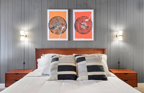 Dunsmuir Hotel | Cave Springs Resort Hotel Room 2 (Visit Mt Shasta)