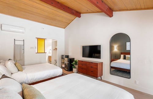 Dunsmuir Hotel | Cave Springs Resort Hotel Room 7 (Visit Mt Shasta)