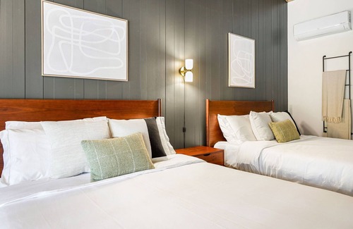 Dunsmuir Hotel | Cave Springs Resort Hotel Room 8 (Visit Mt Shasta)