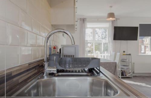 Peterborough Apartment | CB Stays - 3-Story City Haven in Hampton