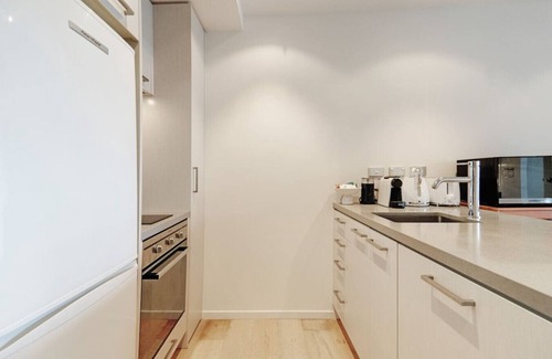 Auckland Central Business District Apartment | CBD Modern Apartment with City views, Pool & Gym