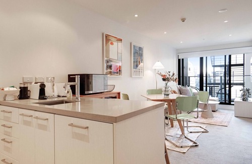 Auckland Central Business District Apartment | CBD Modern Apartment with City views, Pool & Gym