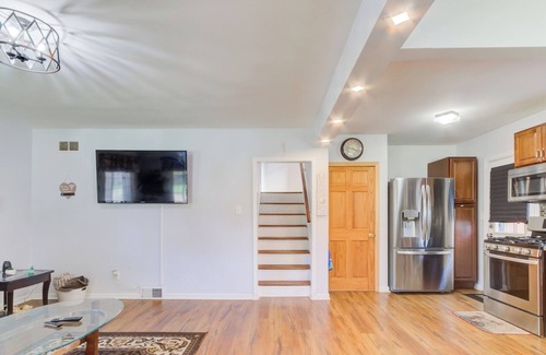 Center Line House | Cc3 presents Suburban Nites We welcome U2 enjoy our quad level home.420friendly