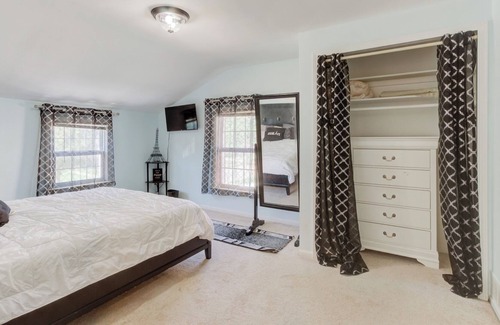 Center Line House | Cc3 presents Suburban Nites We welcome U2 enjoy our quad level home.420friendly