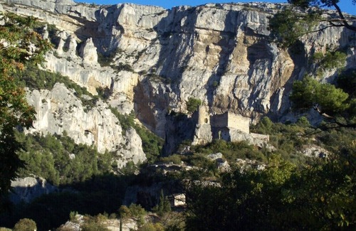 Fontaine-de-Vaucluse House | cccccccccc