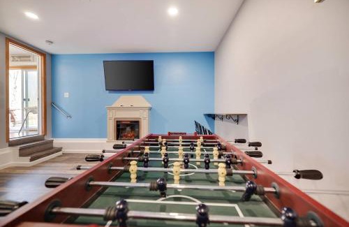 Albrightsville House | Cedar Cove Retreat Pool BBQ Game Room