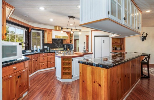 Oakhurst House | Cedar Creek Lodge with POOL/hot tub/sleeps 24!