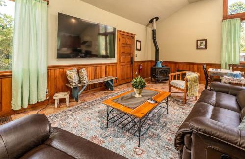Texico House | Cedar Hills Retreat Peaceful Southern IL Escape