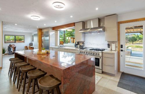 Paso Robles Villa | Cedar House - Pickleball, Saltwater Pool, Sauna