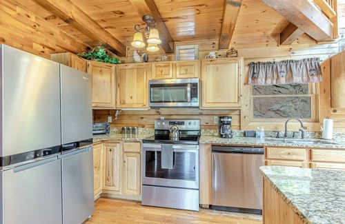 Bryson City Cabin | Cedar Ridge Cabin King Bed Hot Tub Mtn Views Family Vacation or Romantic Getaway