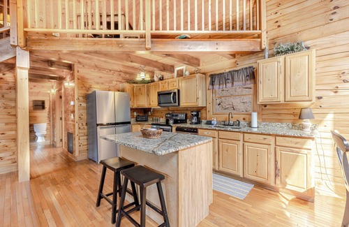Bryson City Cabin | Cedar Ridge Cabin King Bed Hot Tub Mtn Views Family Vacation or Romantic Getaway